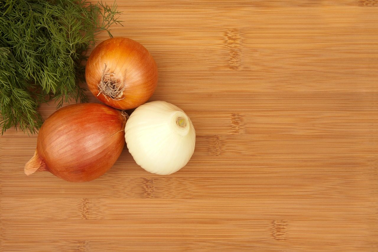 Farebný bowl so zeleninou, quinoou, avokádom a bobuľovinami